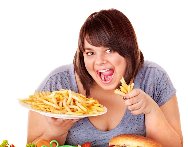 Vrouw eten frietjes. — Stockfoto