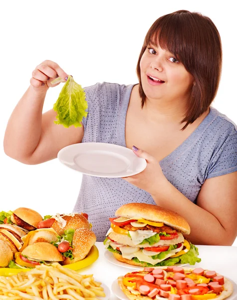 Vrouw kiezen tussen fruit en hamburger. — Stockfoto