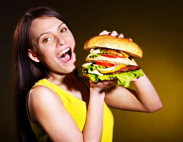 Mulher segurando hambúrguer . — Fotografia de Stock