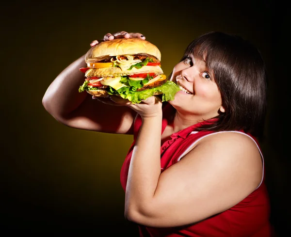 Kvinna äta hamburgare. — Stockfoto