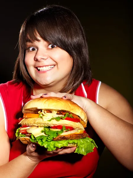 Vrouw bedrijf grote hamburger. — Stockfoto