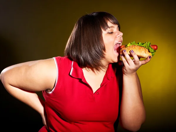 Frau isst Hamburger. — Stockfoto