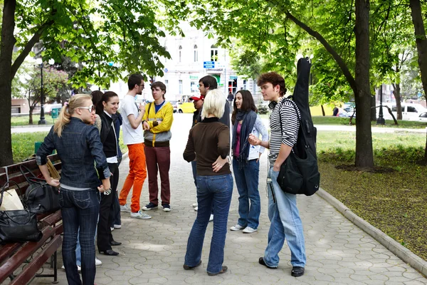 Groep in stad. — Stockfoto