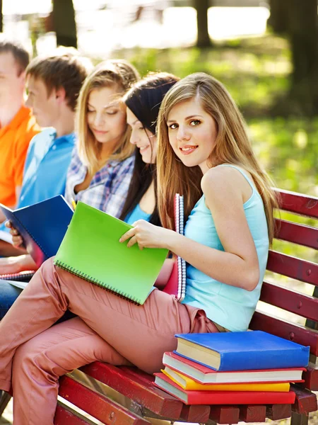 Groep student met laptop buiten. — Stockfoto