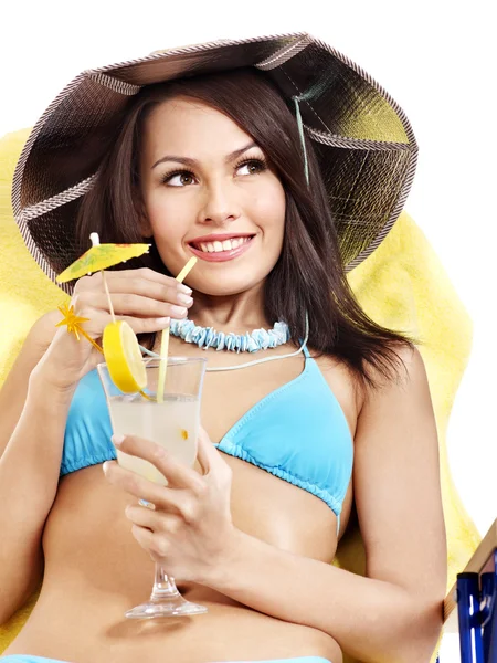 Mädchen im Bikini trinken Saft durch Stroh. — Stockfoto