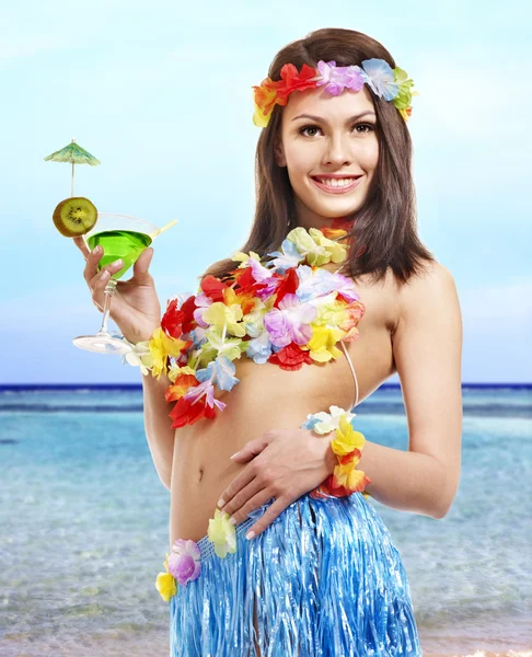 Mulher de traje hawaii beber suco . — Fotografia de Stock