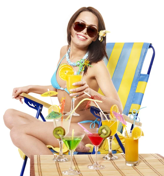 Девушка в бикини на пляже пьет коктейль . — стоковое фото