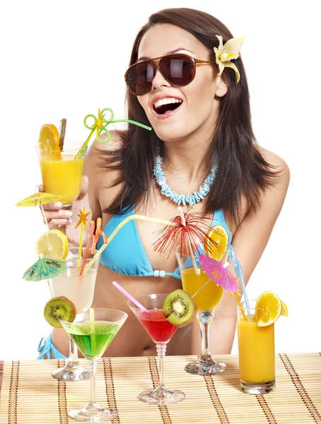 Dívka v plavkách na pláži pití koktejlů. — Stock fotografie
