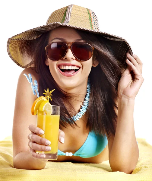 Donna sulla spiaggia bere cocktail . — Foto Stock