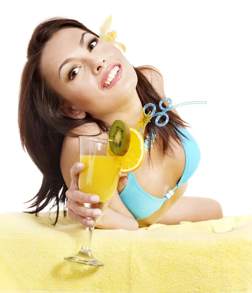 Girl in bikini on beach drinking cocktail. — Stock Photo, Image