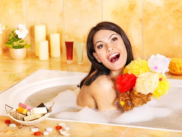 Tomar baño de mujer jovenjonge vrouw nemen bad. — Stockfoto