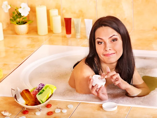 Женщина принимает ванну с пеной . — стоковое фото