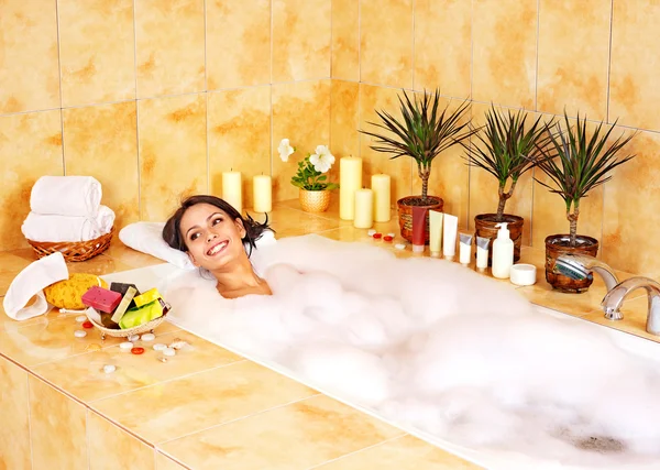 Mujer tomar baño de burbujas . —  Fotos de Stock