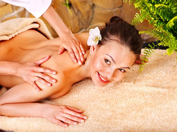 Jeune femme se faire masser au spa . — Photo