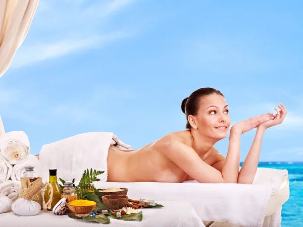 Mujer recibiendo tratamiento de spa al aire libre . — Foto de Stock