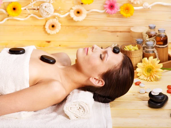 Mujer recibiendo masaje de piedra terapia  . — Foto de Stock