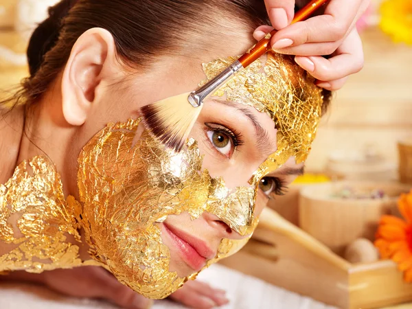 Vrouw krijgen gezichtsmasker . — Stockfoto