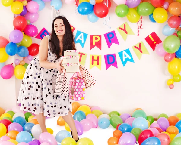 Frau mit Geschenkbox bei Geburtstagsfeier. — Stockfoto