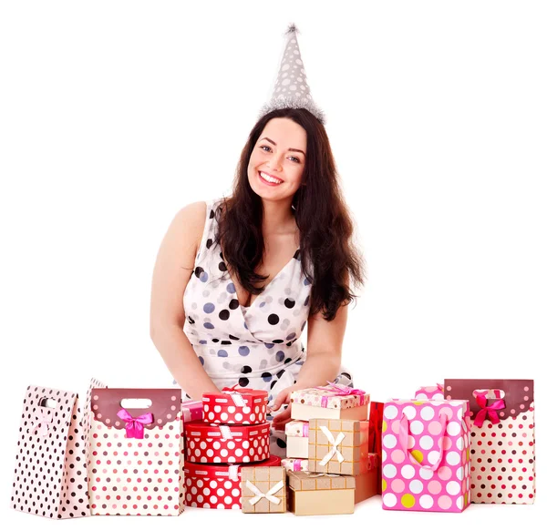 Mulher segurando caixa de presente na festa de aniversário . — Fotografia de Stock