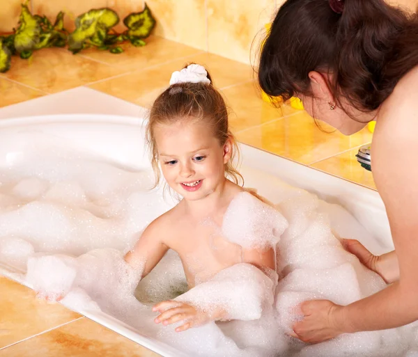 Mother and daughter washing in bath. — Stock Photo, Image