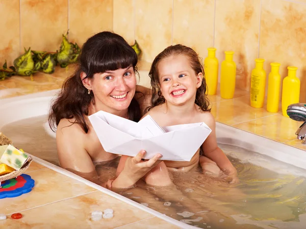Moeder en dochter wassen in het bad. — Stockfoto