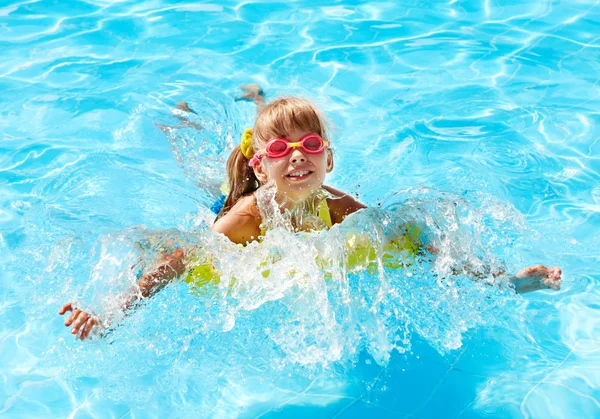 Barn i simbassäng. — Stockfoto