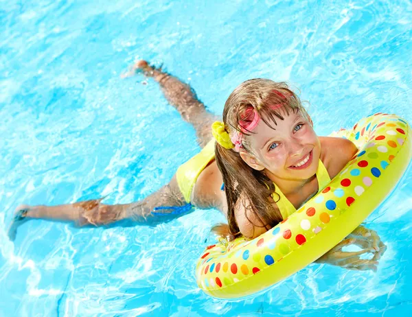 Child playing in swimming pool. — Stock Photo, Image