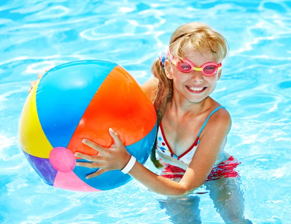 Dětské plavání v bazénu. — Stock fotografie
