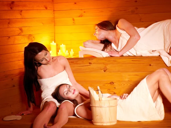 Ragazza in sauna. — Foto Stock