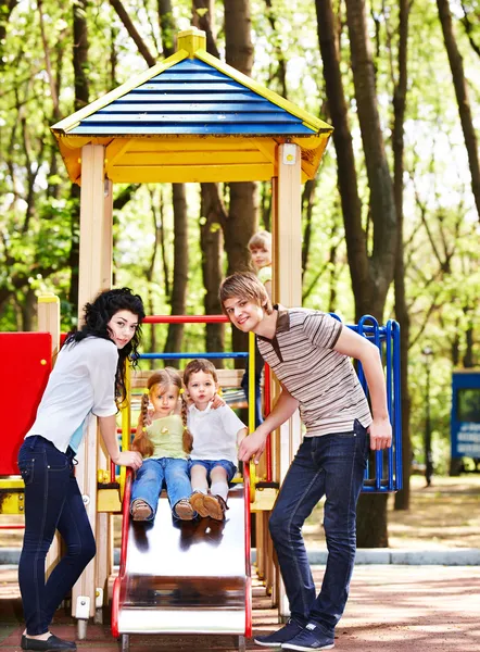 Gezin met kinderen op de eerste dia buiten. — Stockfoto