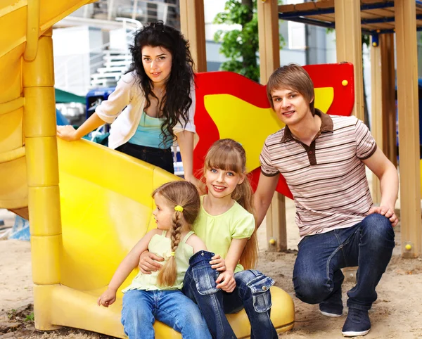 Famiglia con bambini su scivolo all'aperto . — Foto Stock