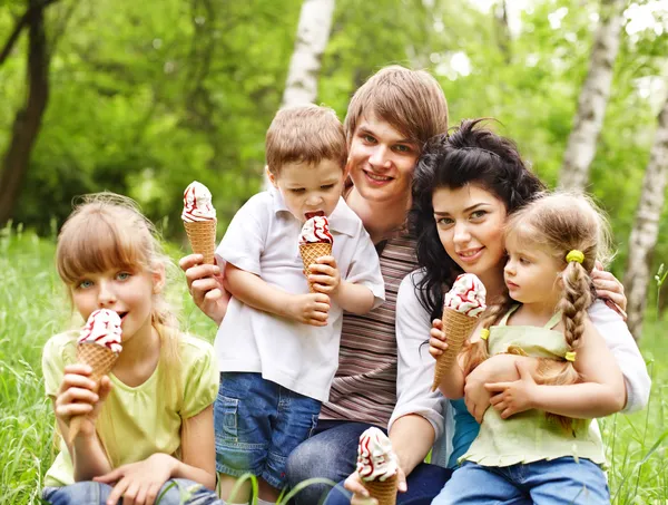 Familia al aire libre con niños sobre hierba verde . —  Fotos de Stock