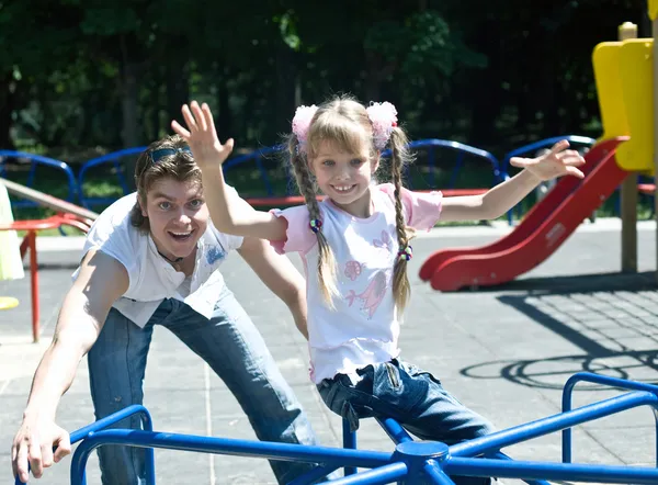 Счастливые отец и дочь в парке . — стоковое фото