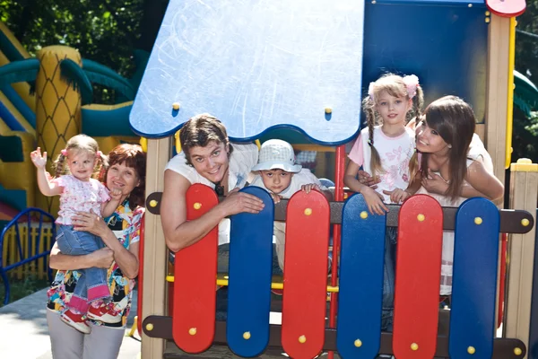 Lycklig familj och tre barn i park父亲和组的儿童在公园的案例. — Stockfoto