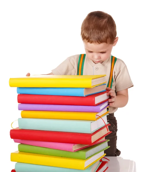 Дитина читає купу книг . — стокове фото