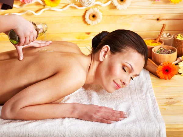 Mujer recibiendo masaje  . —  Fotos de Stock