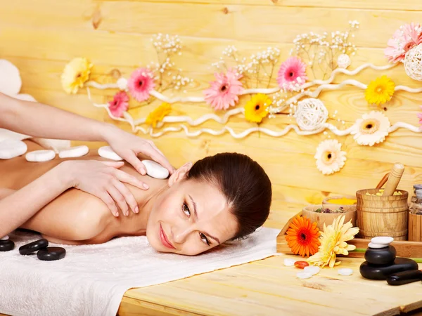 Žena stále kamenné terapie masáž . — Stock fotografie