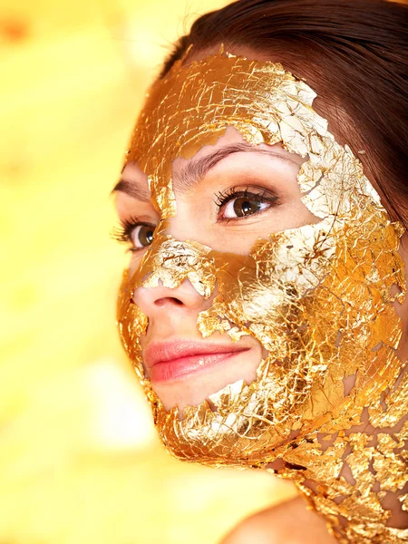 Frau bekommt Gesichtsmaske . — Stockfoto