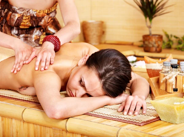 Weiße Frau bekommt Massage im Bambus-Spa. — Stockfoto