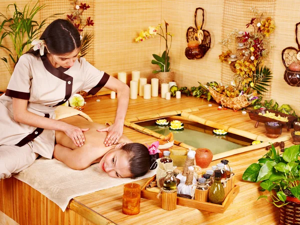 Mujer recibiendo masaje en spa de bambú . — Foto de Stock