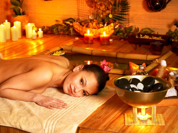 Frau bekommt Steintherapie-Massage . — Stockfoto