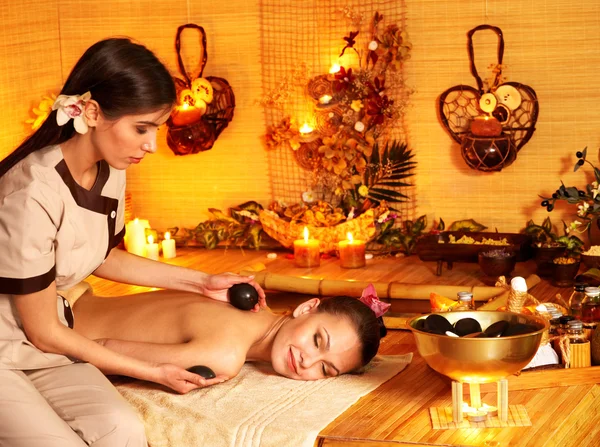 Kobieta coraz masaż gorącymi kamieniami . — Zdjęcie stockowe