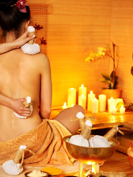 Kobieta coraz tajski masaż ziołowy piłka. — Zdjęcie stockowe