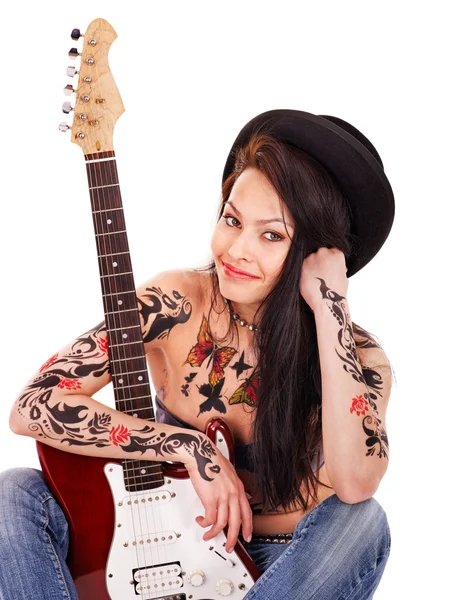 Menina com tatuagem tocando guitarra . — Fotografia de Stock
