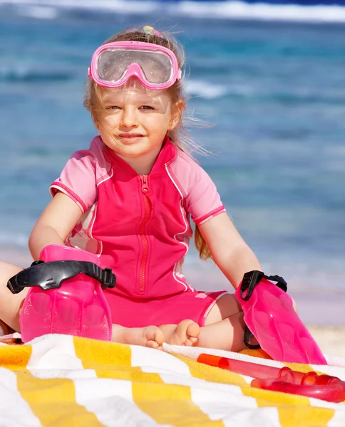 Ребенок играет на пляже. — стоковое фото