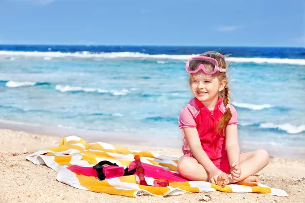Kind spielt am Strand. — Stockfoto