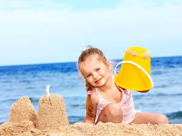 Enfant jouant sur la plage. — Photo
