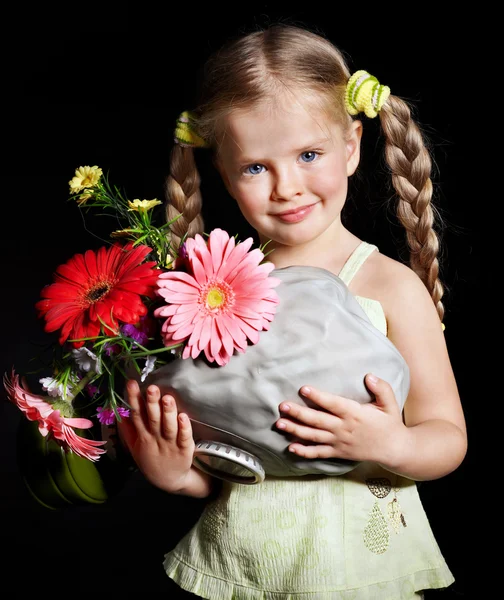 Child holding flowers and gas mask . — Stock Photo, Image