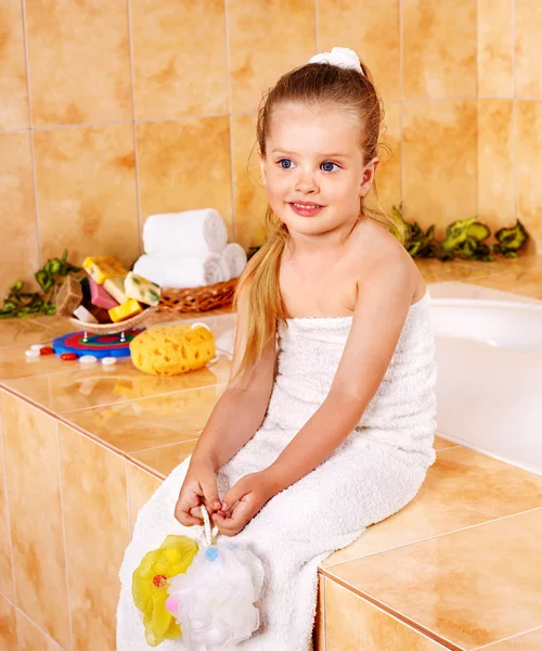 Παιδί πλύσιμο σε λουτρό. — Φωτογραφία Αρχείου