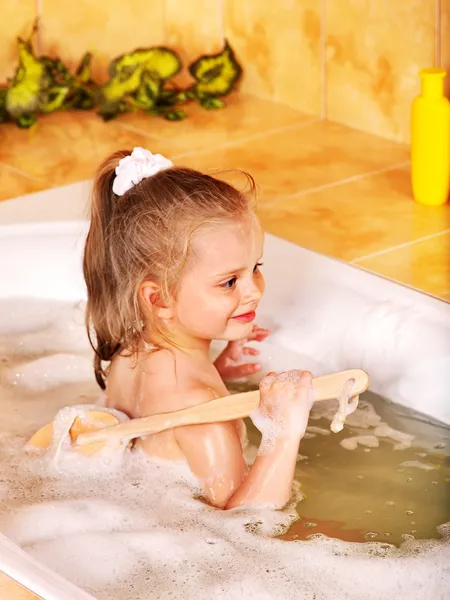 Kid tvätt i badet. — Stockfoto